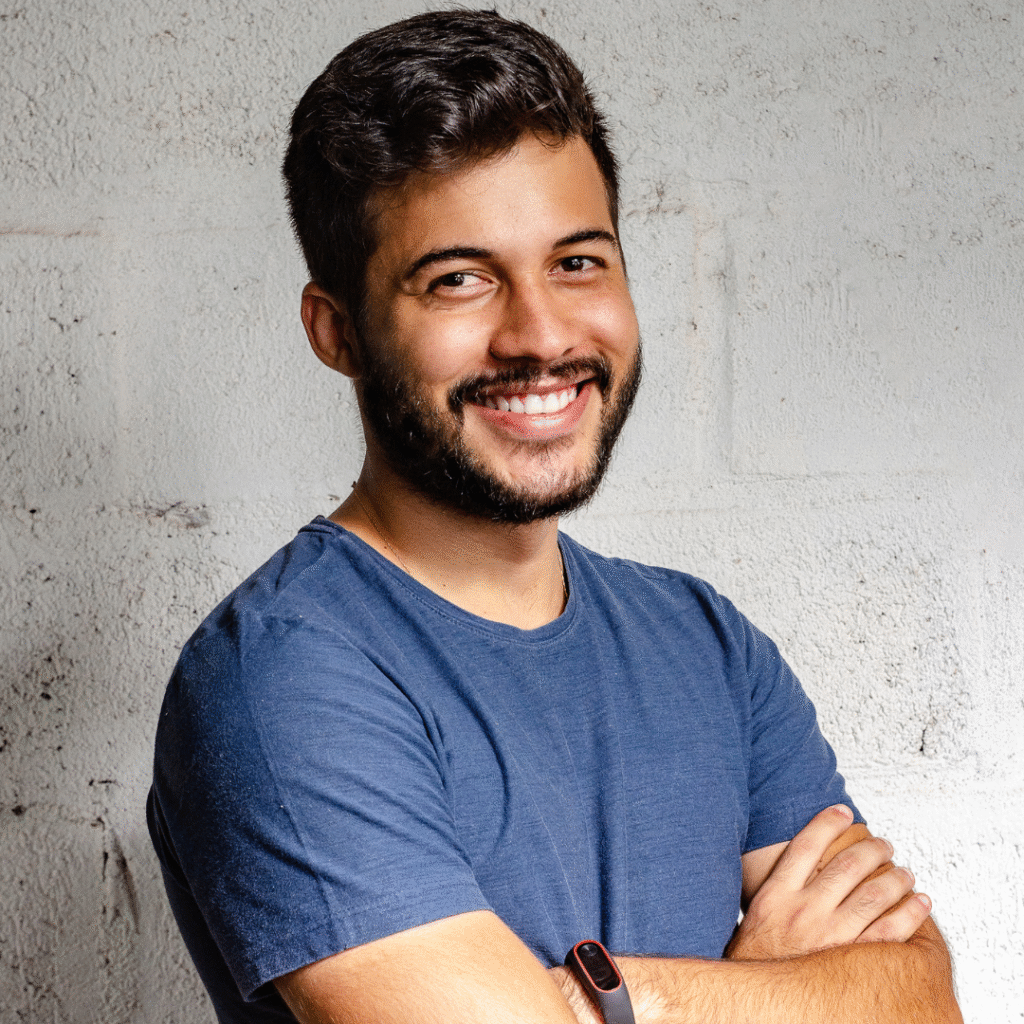 Homem sorrindo com camiseta azul