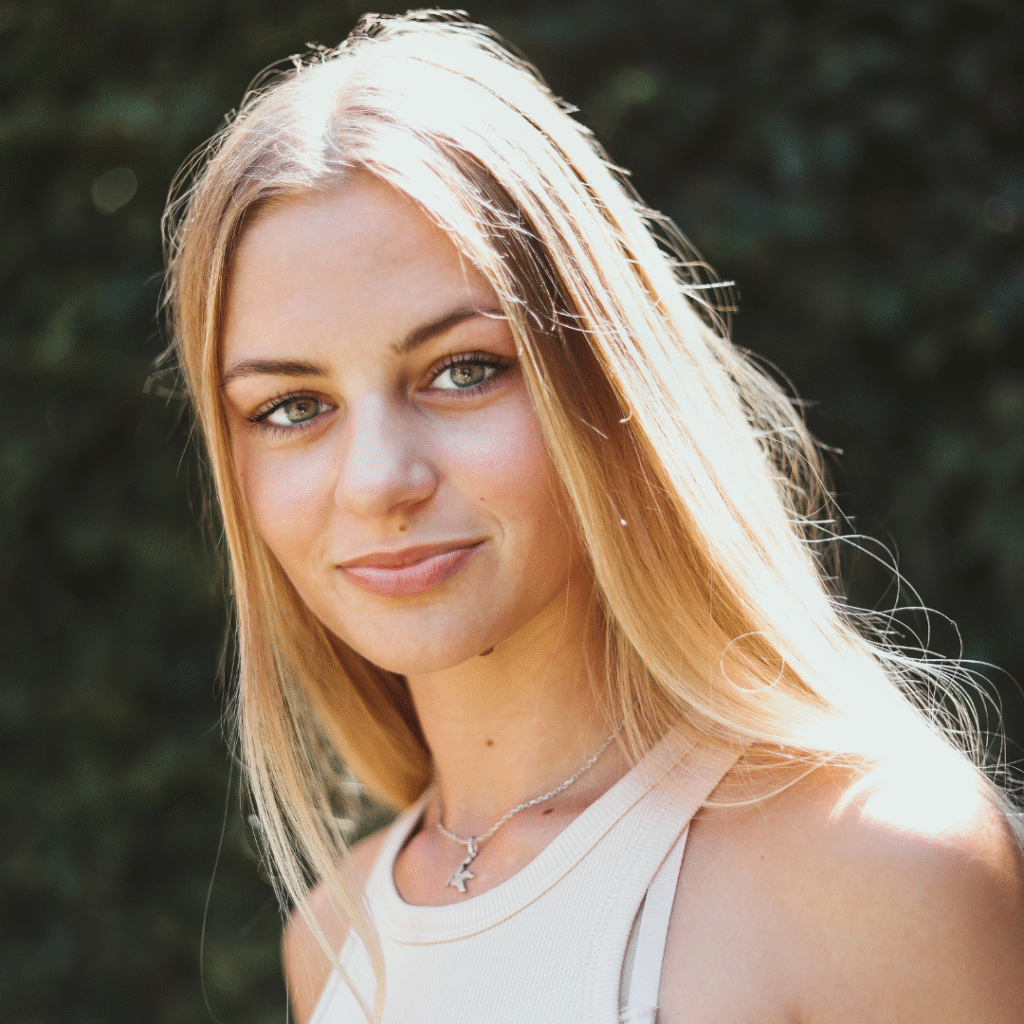 Mulher feliz olhando para a câmera