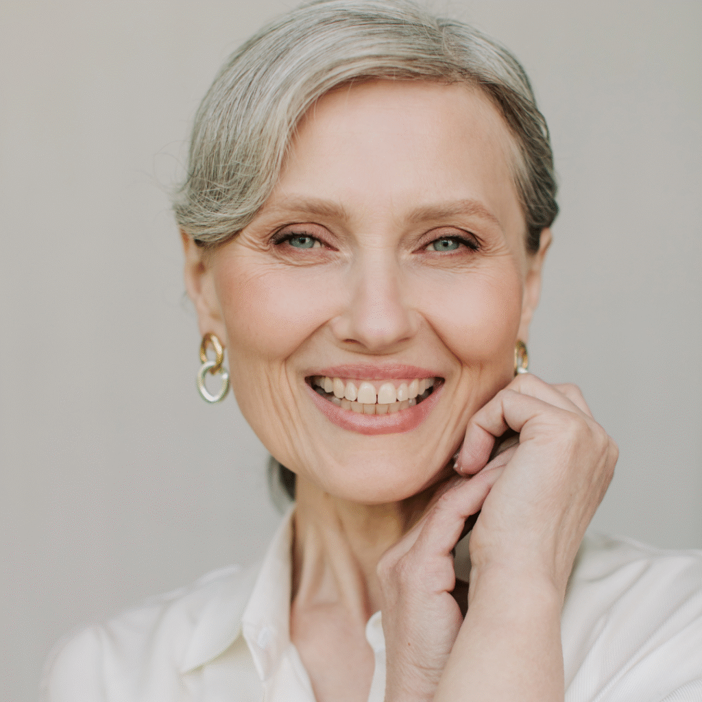 Mulher de terceira idade sorrindo